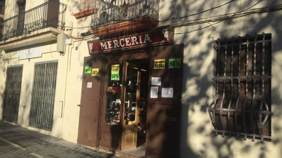 Muchos vecinos lamentan el cierre de la mercería de la plaza Nova de El Vendrell.