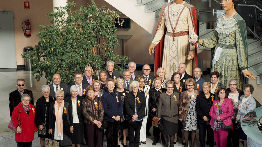 Foto de grup al hall de l'Ajuntament de Cambrils.
