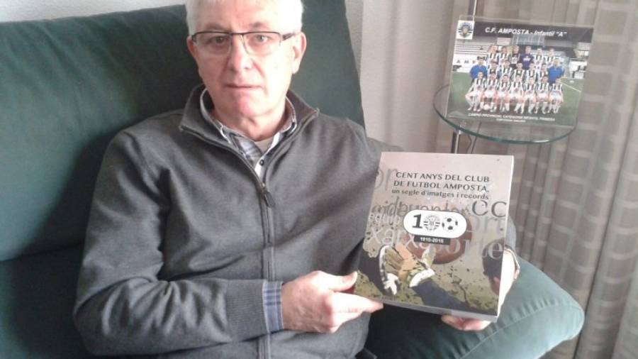 Jordi Pastor, amb el llibre sobre el centenari del Club de Futbol Amposta. Foto: Cedida