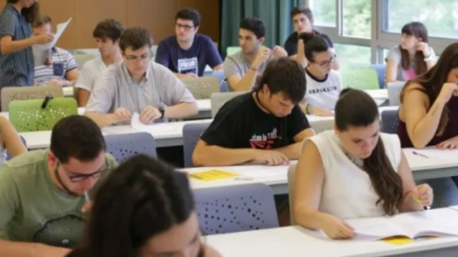 Estudiantes examinándose en el Campus Catalunya. Foto: Lluís Milián