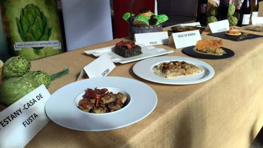 Pla general d'alguns plats fets amb carxofa que han elaborat els restaurants d'Amposta per presentar les jornades gastronòmiques d'aquest producte de l'horta ebrenca. Imatge del 19 de febrer de 2016. ACN