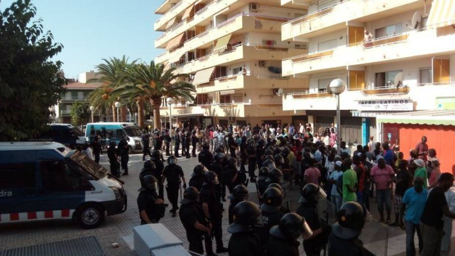 La plaça Sant Jordi abans que s'iniciessin els incidents després de la mort de Mor Deme Silla. Foto: Ariadna Escoda