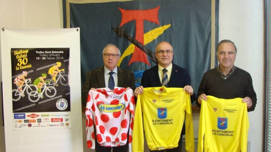 El presidente del club, Francesc Estellé;el alcalde Roc Muñoz y el concejal de deportes, Francisco Domínguez, con los maillots. Foto: Ajunt. Canonja