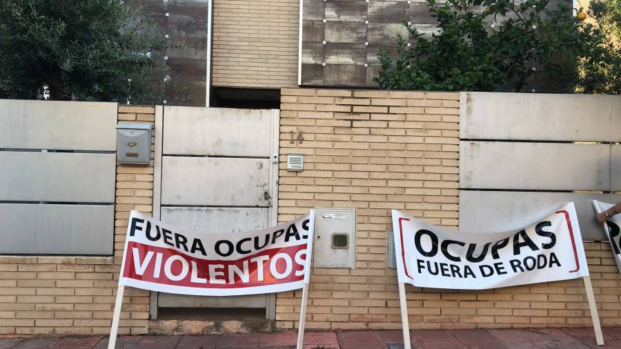 Pancartas frente a una casa okupada. FOTO: cedida