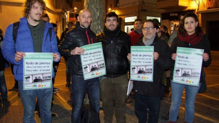 Ismael Benito (centro) acompañado por miembros de Som Poble en El Vendrell en una imagen de febrero de este año. Foto: DT