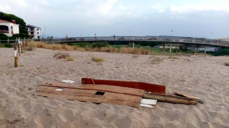 Fragmentos del barco que la marea ha sacado hasta la playa de Les Madrigueres. foto: DT
