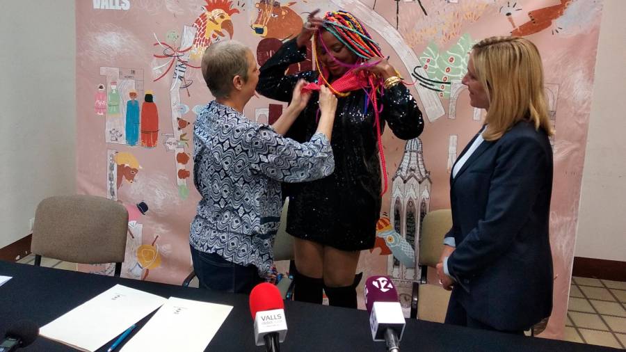 L’alcaldessa i la regidora de Cultura li van regalar a Lucrecia un mocador casteller. Foto: Àngel Juanpere