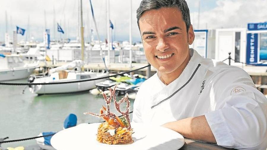 RubÃ©n Campos, propietario y chef del Club NÃ utic de Cambrils, con una de sus creaciones para estas jornadas. FOTO: ALFREDO GONZÃ�LEZ