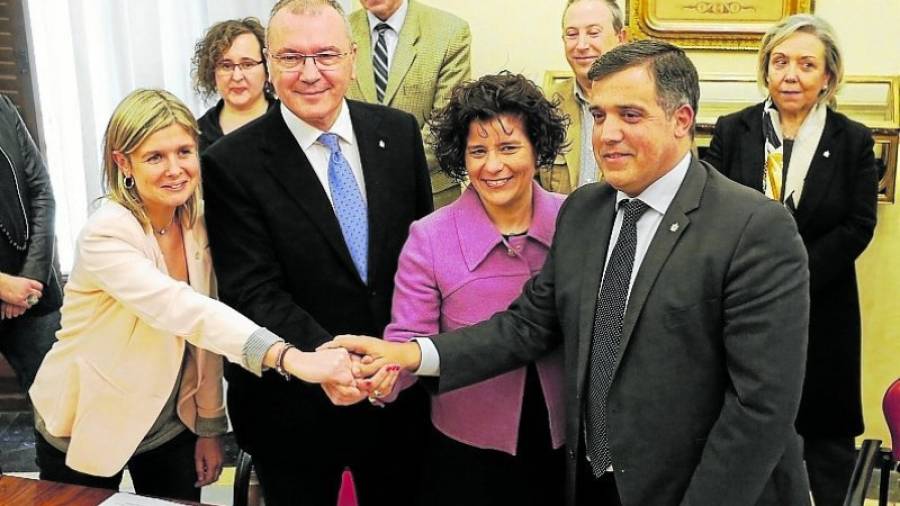 Llauradó, Pellicer, Vilella y Cervera, el día que se firmó el actual pacto de gobierno entre CiU, ERC y Ara Reus. Foto: P.F.