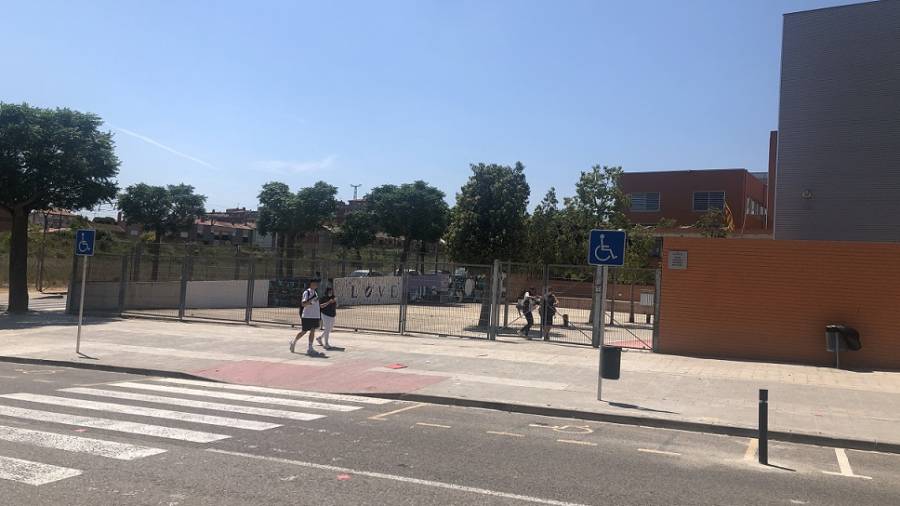 L’institut Narcís Oller de Valls, amb alumnes a l’exterior del centre. FOTO: J.G.