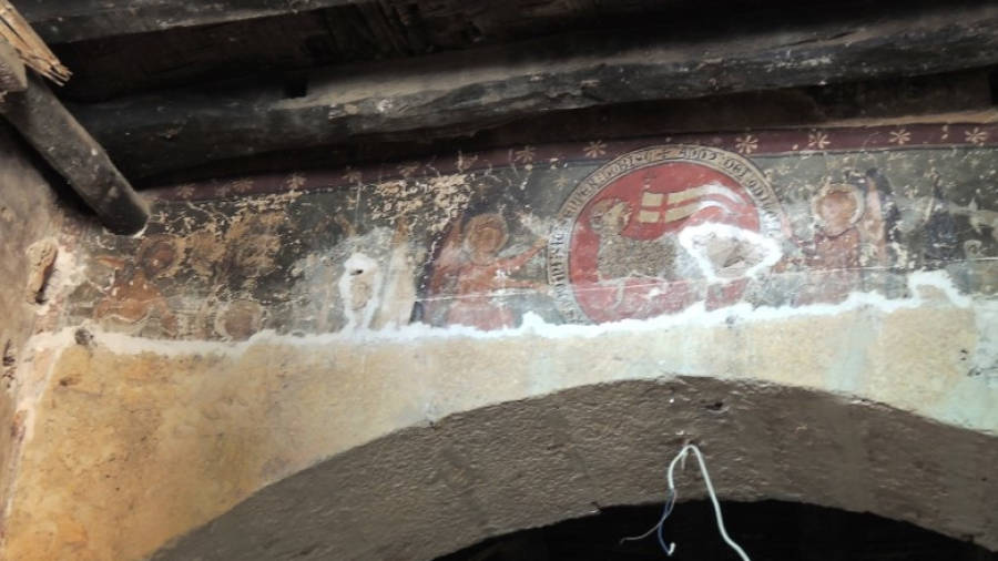 Los frescos góticos fechados a mediados del siglo XIV estaban ocultos por un falso techo de yeso. FOTO: DT