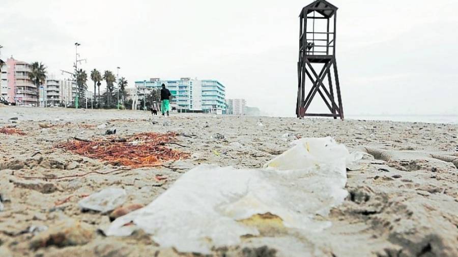 Los plásticos que están en la arena, la mayoría procedentes del mar, serán retirados este domingo. Foto: Alba Mariné