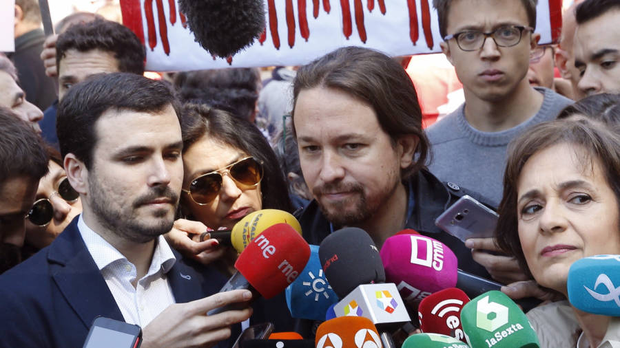 Pablo Iglesias ayer, junto al líder de IU, Alberto Garzón, al inicio de la manifestación del 1 de mayo. FOTO: EFE