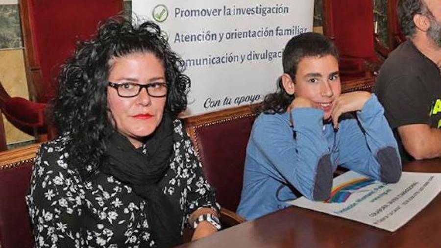 El joven de L’Albada Javier Galera, sentado en el medio, acompañado de sus padres y de la concejal Ana Santos, en el Ayuntamiento.