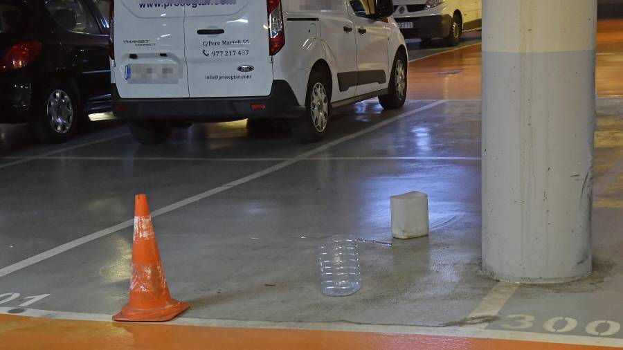 Los conos naranjas y las garrafas de agua marcan que hay plazas no disponibles. FOTO: Alfredo González