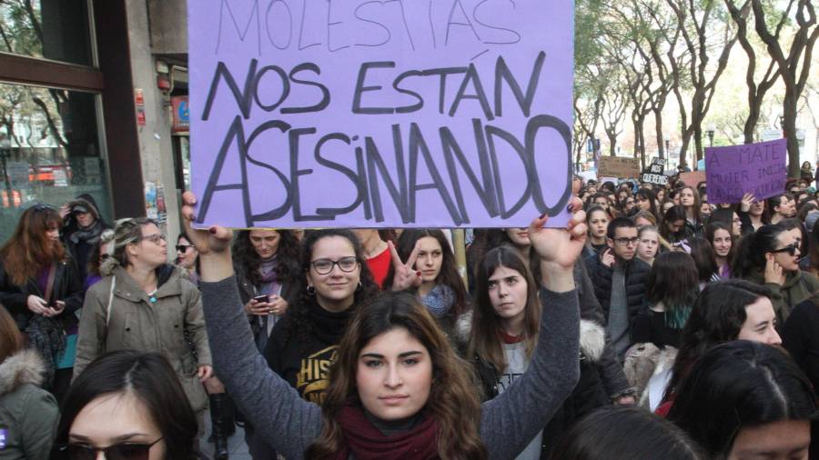 Una joven sostiene una pancarta en una de las manifestaciones de la movilización feminista del 8 de marzo, en la Rambla Nova de Tarragona. FOTO: lluís milián