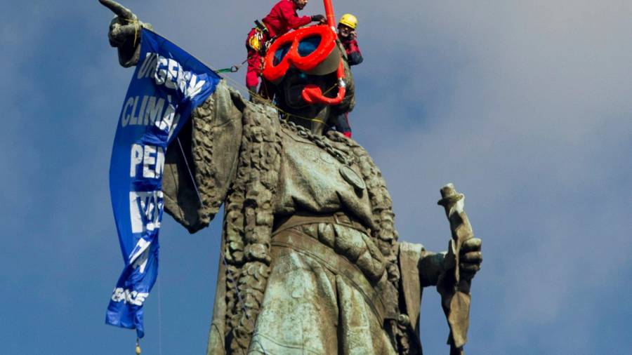 Dos activistas de la organización ecologista Greenpeace han colocado este sábado unas gafas de buzo a la estatua de Colón. Foto: EFE