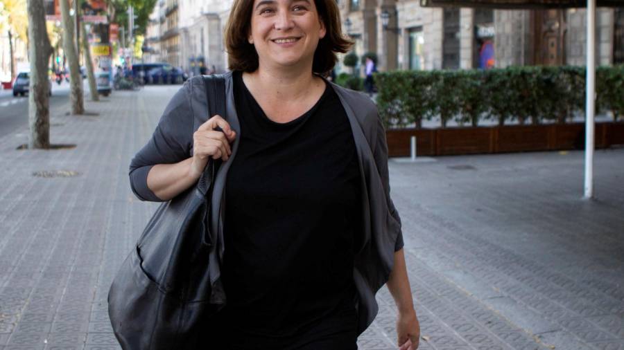 La alcaldesa en funciones de Barcelona, Ada Colau, deshoja la margarita. FOTO: EFE