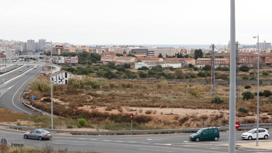 Imagen de los terrenos en los que se construirá la nueva zona comercial de Ponent. FOTO: Pere Ferré/DT