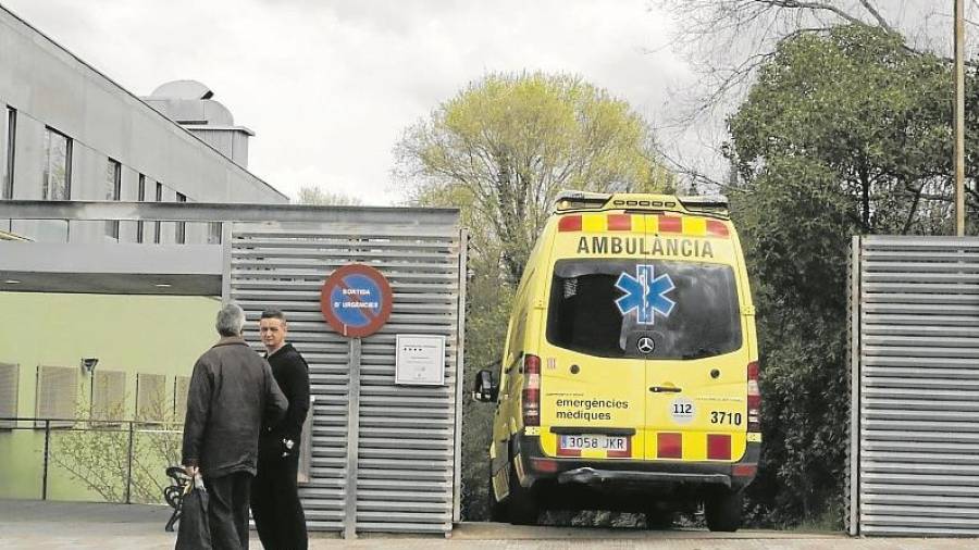 La ambulancia entrando el lunes en la base que debÃ­a estar funcionando en Sant Pere i Sant Pau. FOTO: LLUÃ�S MILIÃ�N
