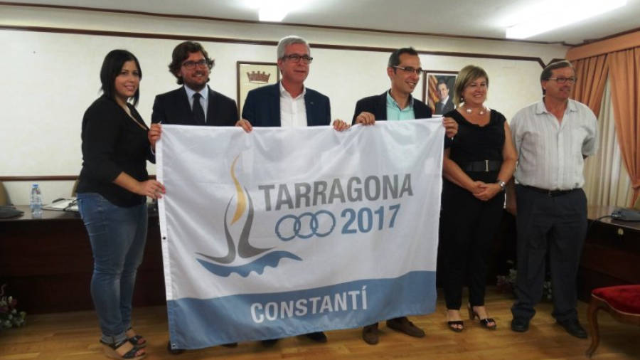 L´acte s´ha dut a terme a la Sala de Plens de l´Ajuntament de Constantí i ha comptat amb la presència dels dos alcaldes i el tinent d´alcalde dels Jocs Mediterranis de Tarragona, entre altres.
