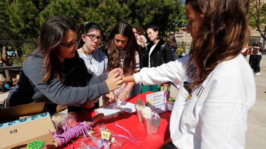 Alumnas vendiendo las pulseras y productos elaborados por ellas mismas. FOTO: Pere Ferré