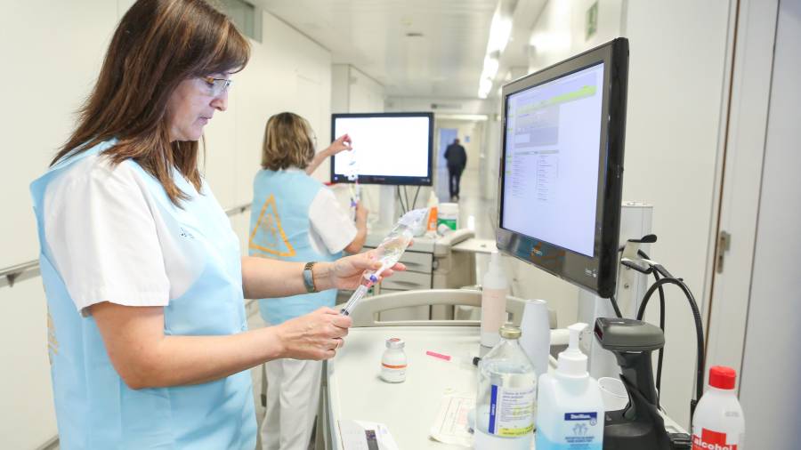 Dos enfermeras con el chaleco que identificará el personal de la planta de medicina interna que prepare la medicación. FOTO: Alba Mariné