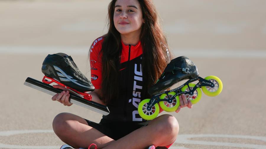 Júlia Espín, en el anillo mediterráneo de Campclar, sostiene una bota de patinaje sobre hielo y otra en línea. FOTO: Fabián Acidres
