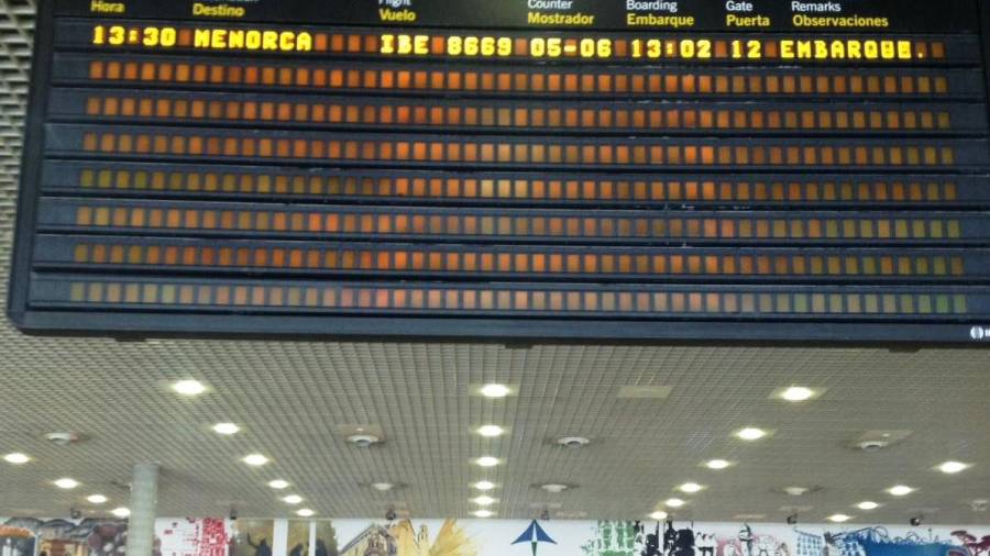 Imagen del panel de vuelos de la terminal de salidas del Aeropuerto de Reus. Foto: Alfredo González