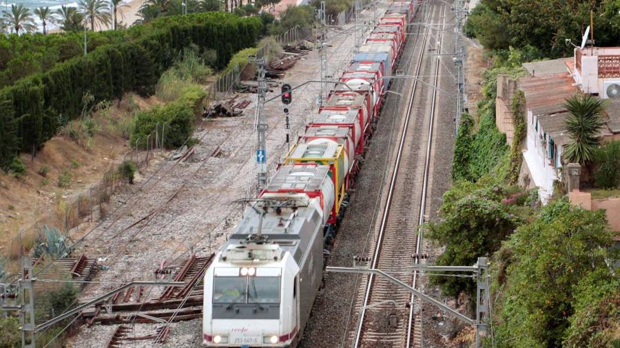 Un tren en su paso por Tarragona. PERE FERRÉ