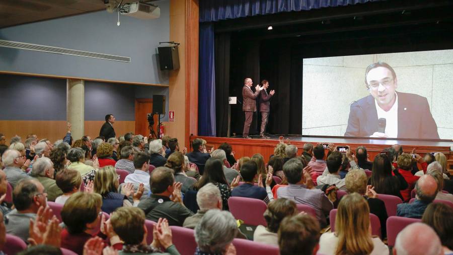 La Sala Santa Llúcia de Reus se quedó pequeña en el acto de campaña, en el que intervino Josep Rull. FOTO: Fabián Acidres