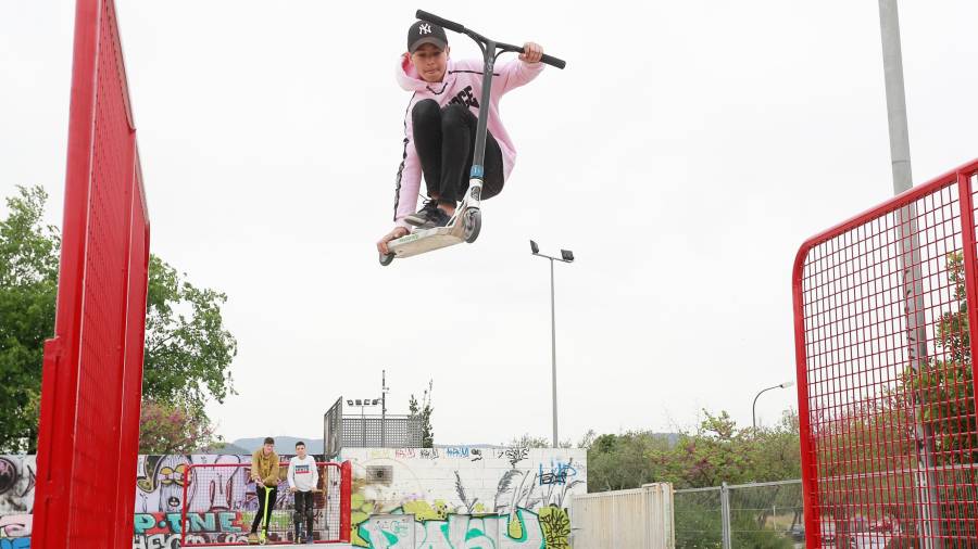 Jóvenes saltando, este fin de semana, en los nuevos elementos del ‘skatepark’. FOTO: Fabián Acidres