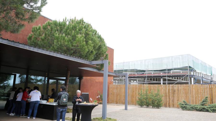 Imagen de la ampliación del Centro de Convenciones (tras la valla de madera), cuyos trabajos se vienen realizando. FOTO: Alba Mariné