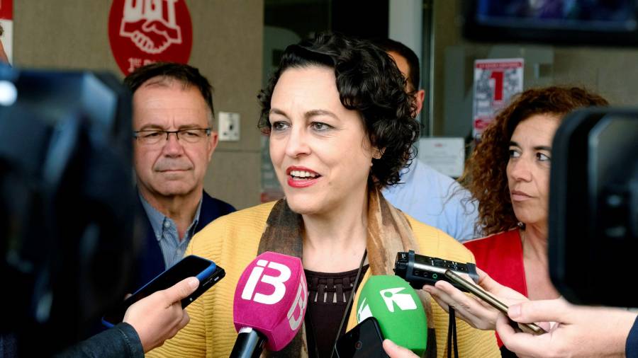 La ministra de Trabajo en funciones, Magdalena Valerio, el pasado 13 de mayo en Ibiza, donde se reunió con representantes sindicales. FOTO: EFE