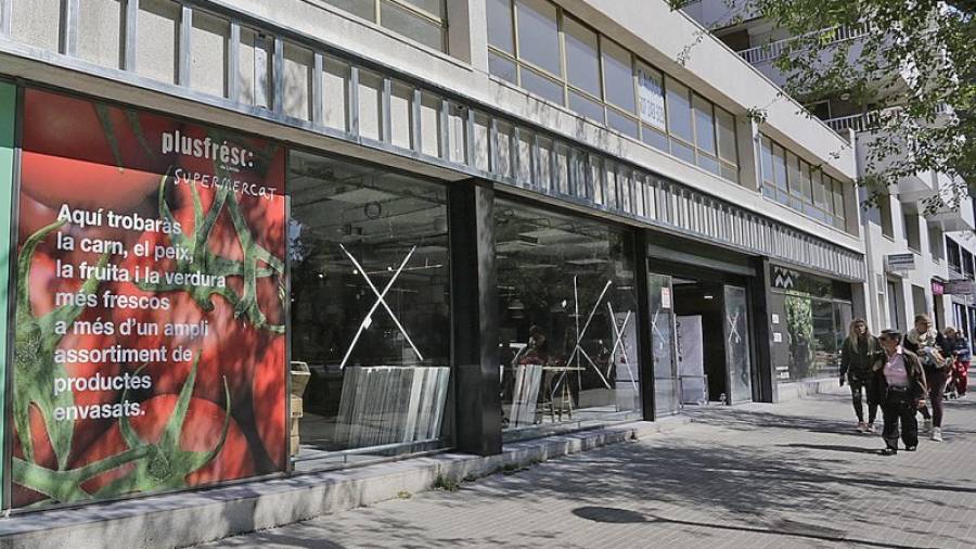 El supermercado Plusfresc, en la Avinguda de Roma, abrirá finalmente sus puertas el próximo 20 de abril. Foto: Lluís Milián