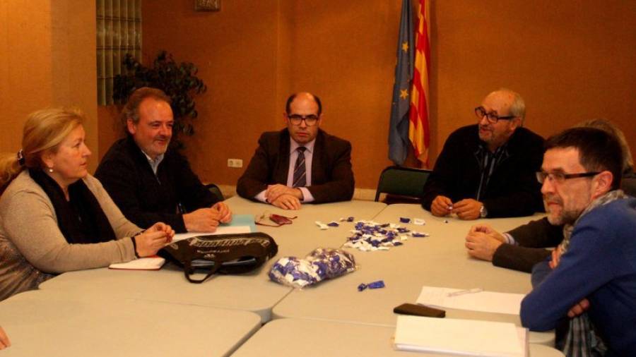 Josep Maria Prats (el tercero por la izquierda), ayer, frente a Robert Vendrell (a la derecha). Foto: Lluís Milián
