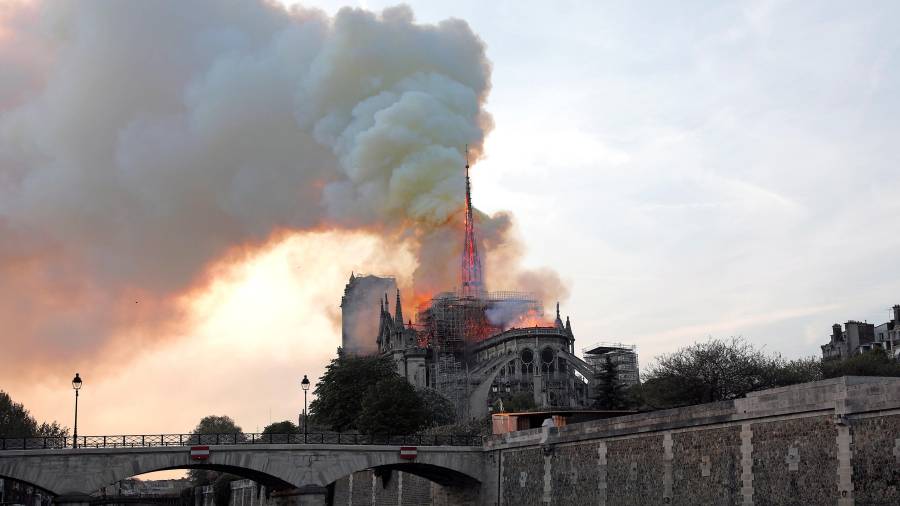 Vista general del incendio que consumió el techo de la catedral de Notre Dame. Foto: EFE