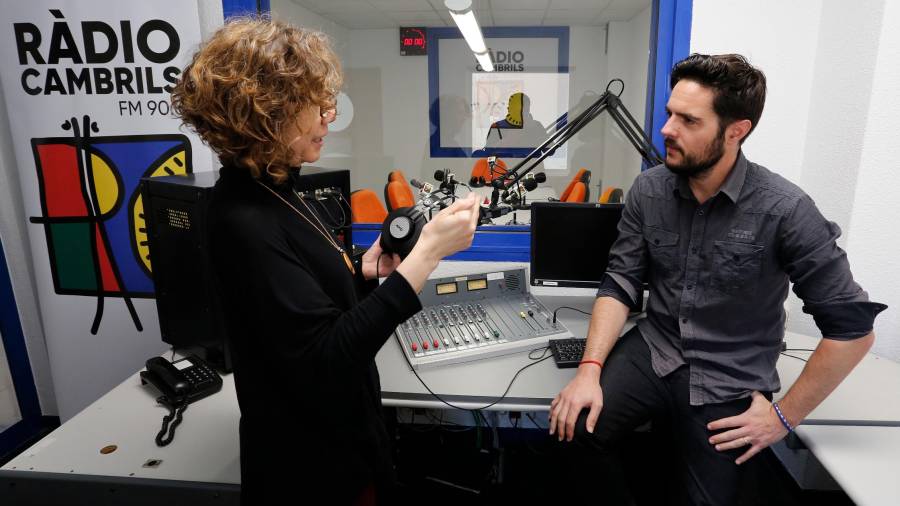 Adrià Muñoz y Marga Mallol en las instalaciones de Ràdio Cambrils. FOTO: PERE FERRÉ