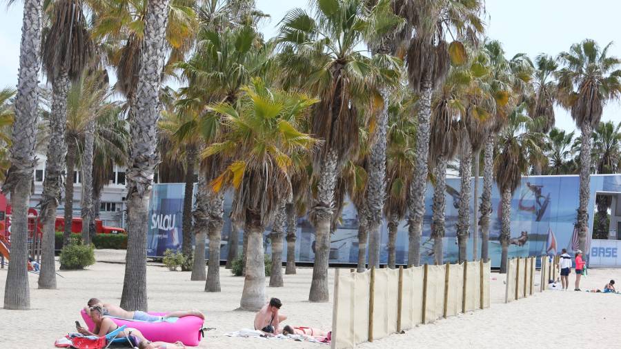 El Ayuntamiento de Salou ha instalado este año unas mallas en algunas playas para frenar la pérdida de arena. FOTO: ALBA MARINÉ