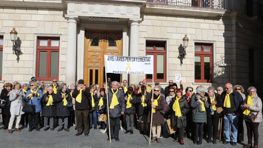 Imatge del grup d'avis i àvies, davant de la porta de l'Ajuntament de Reus aquest dimarts. Foto: Alba Mariné