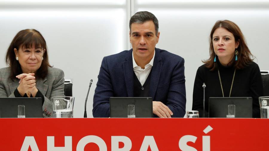 El secretario general del PSOE, Pedro Sánchez, junto a la presidenta y Adriana Lastra. FOTO: CEDIDA