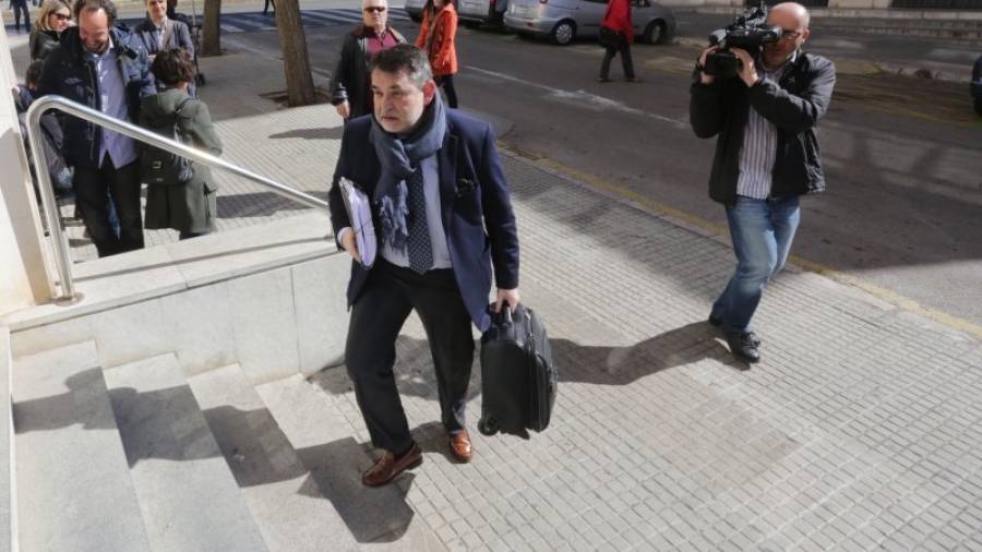 El perito judicial del caso Jaume I, Javier Vivas Morte, ayer, entrando en el juzgado antes de la comparecencia ante el magistrado. Foto: lluís milián