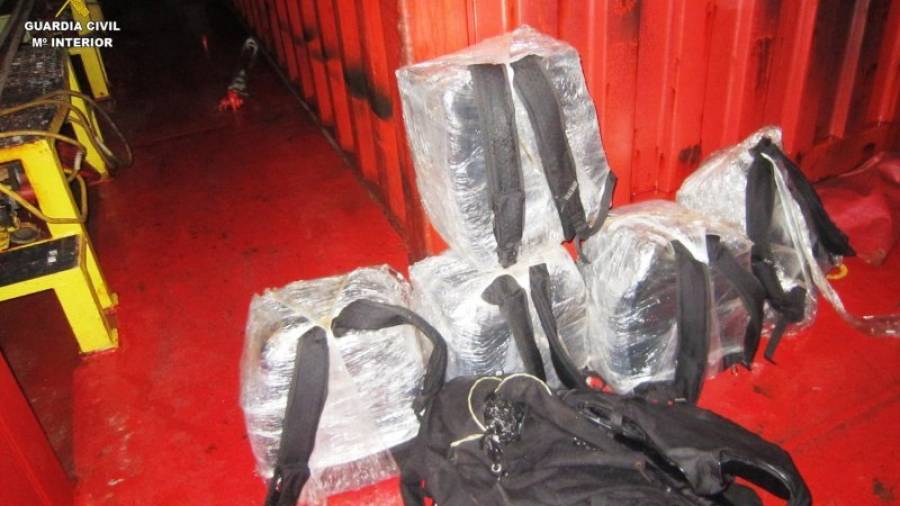 La cocaína estaba repartida en cinco mochilas que presuntamente llevaban los tres detenidos. Foto: Guardia Civil