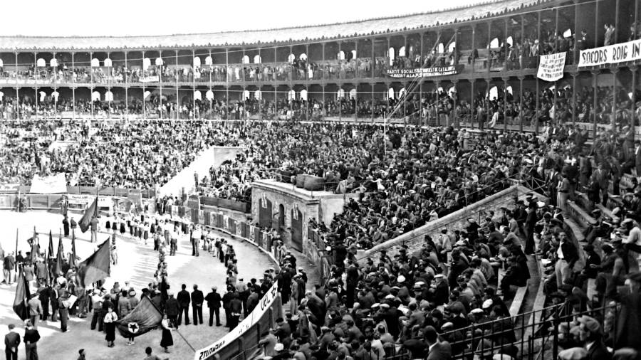 Mitin unitario de los socialistas y comunistas de la UGT-PSUC y los anarquistas de la CNT-FAI en la plaza de toros el 8 de noviembre de 1936.