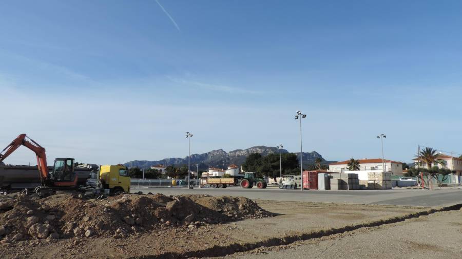 Las máquinas excavadoras ya están removiendo el terreno de la Pista d’Estiu para construir allí la zona polideportiva. FOTO: cedida