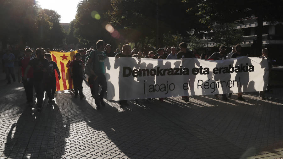 Antes de iniciar la marcha, el portavoz de los convocantes, Hedoi Etxarte, ha manifestado que est&aacute;n muy preocupados por la situaci&oacute;n que se vive en Catalu&ntilde;a. FOTO: EFE