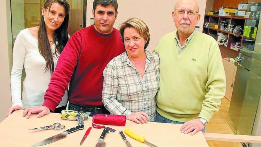 La familia Álvarez (Josep es el segundo por la izquierda) ha reabierto la tienda en la calle Colom. Foto: J.C.