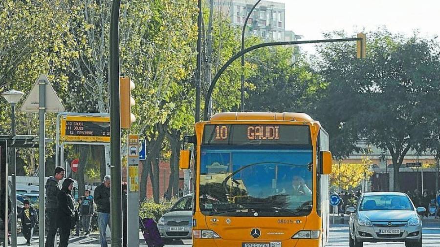 Imagen de un autobús de la línea 10, a su paso por la calle Astorga del barrio Fortuny. Foto: Pere Ferré