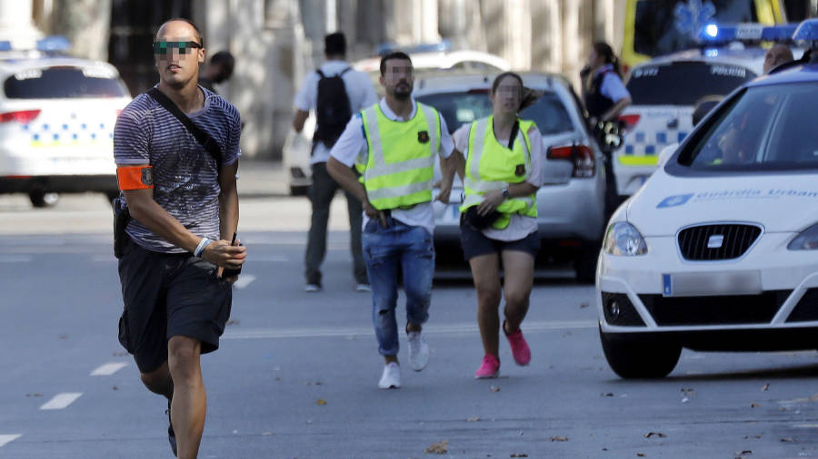 Efectivos policiales en el lugar en el que una furgoneta ha atropellado esta tarde a varias personas que paseaban por las Ramblas de Barcelona.