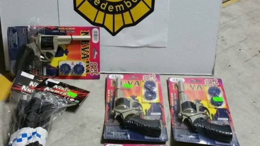 Estos juguetes tan ´reales´ son ilegales y no se pueden vender. Por ello, los agentes que realizaron la inspección los confiscaron. FOTO: P.L.TORRE